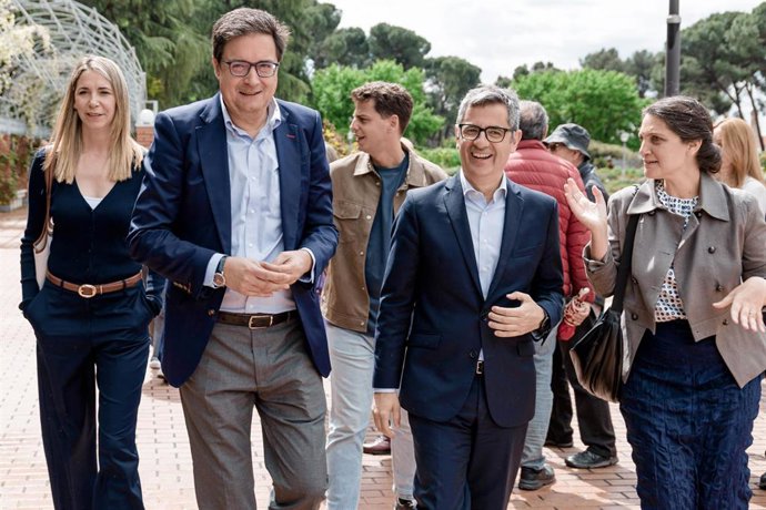 Archivo - El ministro para la Transformación Digital y de la Función Pública, Óscar López, y el ministro de Presidencia, Felix Bolaños,  en la Rosaleda del Parque del Oeste de Madrid, a 2 de mayo de 2025