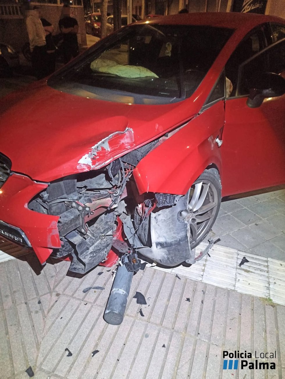Coche accidentado en el Coll d'en Rabassa.
