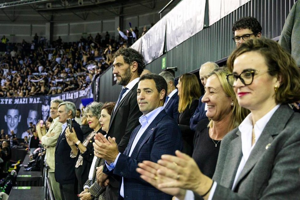El Lehendakari, Imanol Pradales, en el partido de Surne Bilbao contra el PAOK en el pabellón de Miribilla, en Bilbao