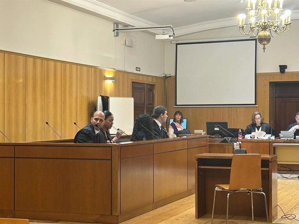 Las defensas y las dos acusadas en la vista celebrada este jueves en la Audiencia de Valladolid.