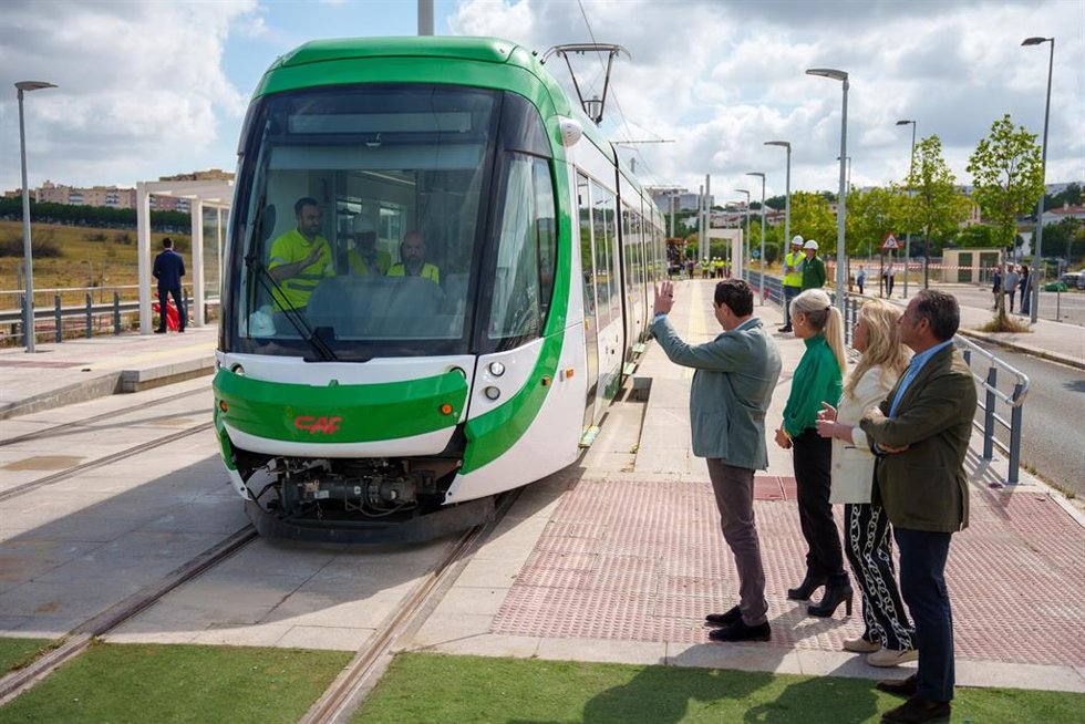 El presidente del PP de Andalucía y candidato a la reelección de la Presidencia de la Junta, Juanma Moreno (4d), supervisa la puesta en marcha del tranvía metropolitano de Alcalá de Guadaíra (Sevilla). A 30 de abril de 2026 en Alcalá de Guadaíra, Sevilla
