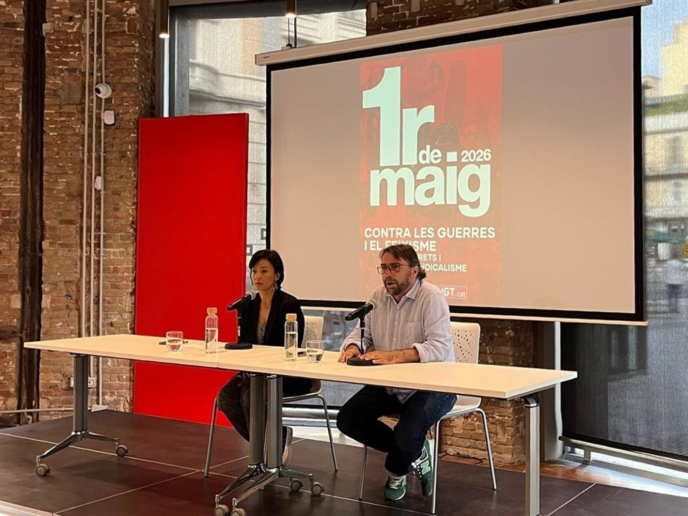 La secretaria general de CC.OO. De Catalunya, Belén López, y el secretario general de UGT de Catalunya, Camil Ros, explican la jornada del 1 de mayo