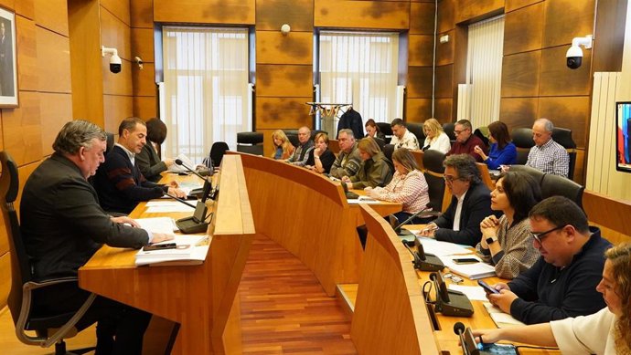 El pleno del Ayuntamiento de Siero aprueba el convenio con el ADIF para la supresión de pasos a nivel en el concejo y la integración de las EEI La Manzana y El Carmín en la red autonómica de escuelinas