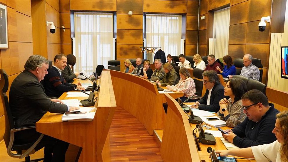 El pleno del Ayuntamiento de Siero aprueba el convenio con el ADIF para la supresión de pasos a nivel en el concejo y la integración de las EEI La Manzana y El Carmín en la red autonómica de escuelinas