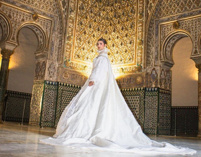 Una mujer vestida de novia en el interior del Real Alcázar.