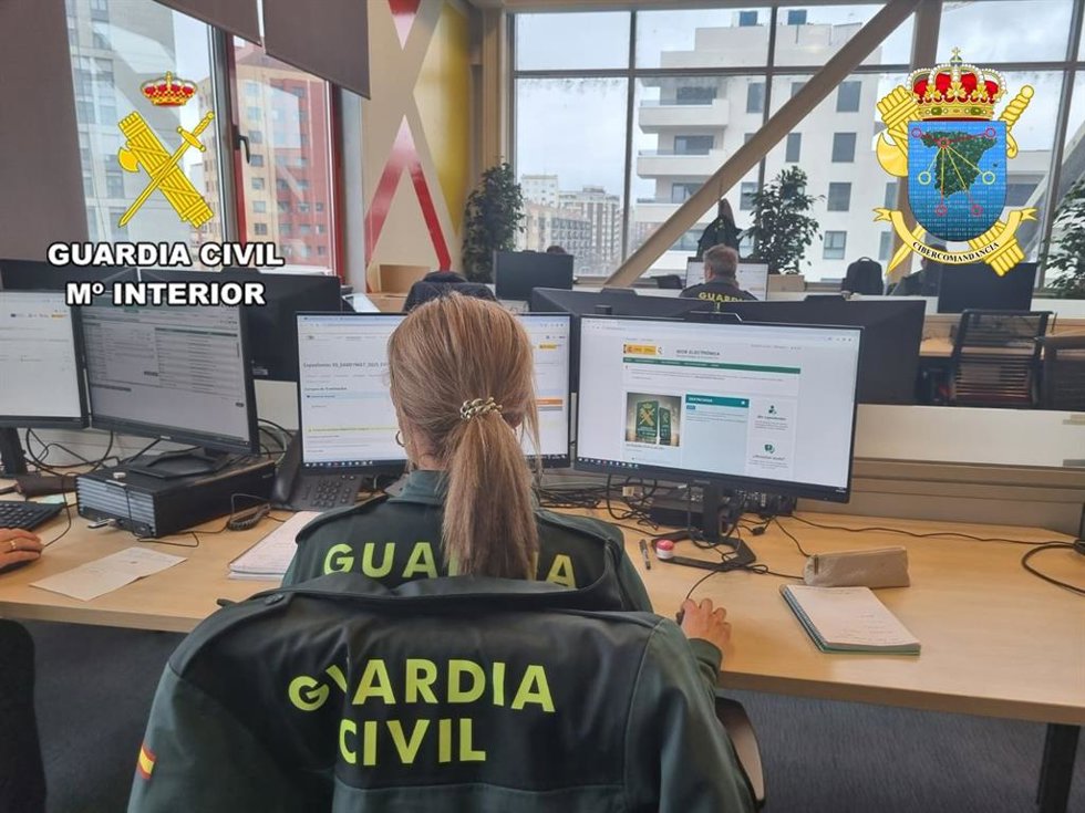 Una agente de la Guardia Civil de la Cibercomandancia