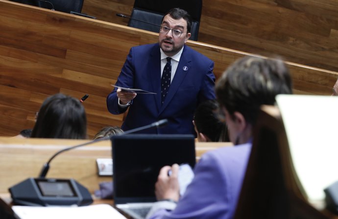 El presidente del Principado, Adrián Barbón, en el pleno de la JGPA
