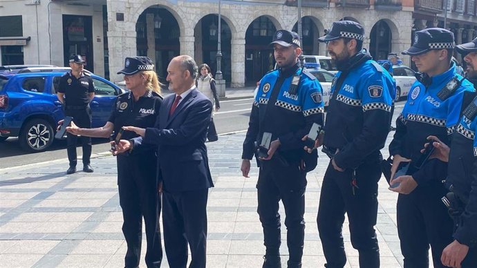El concejal concejal de Salud Pública y Seguridad Ciudadana, Alberto Cuadrado, y la superintendente jefa de la Policía Municipal de Valladolid, Julia González, presentan los móviles rugerizados junto a varios agentes