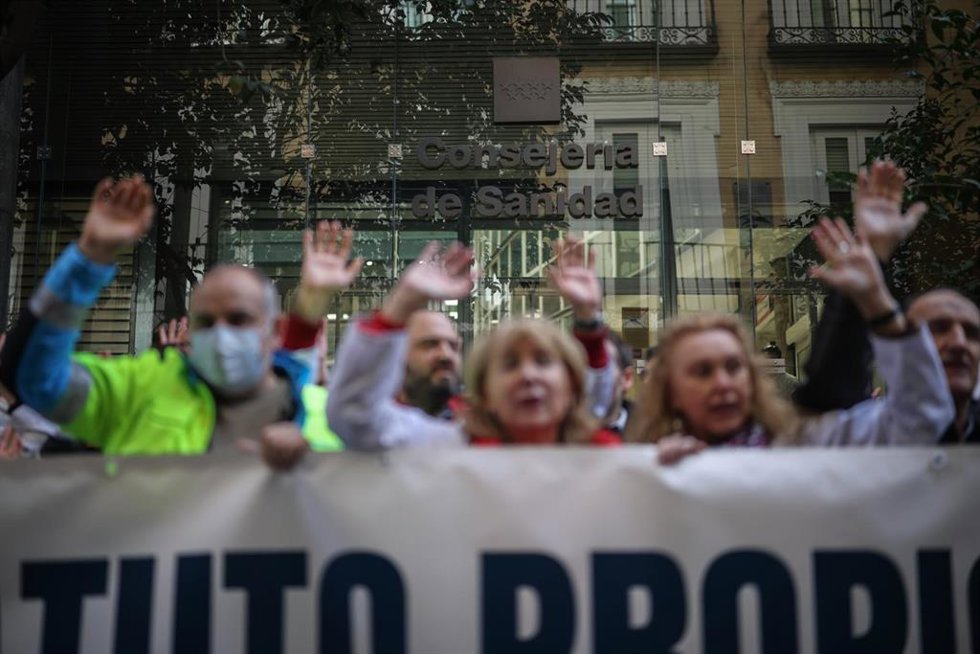 Archivo - Varias personas durante una concentración de médicos, frente a la Consejería de Sanidad, 