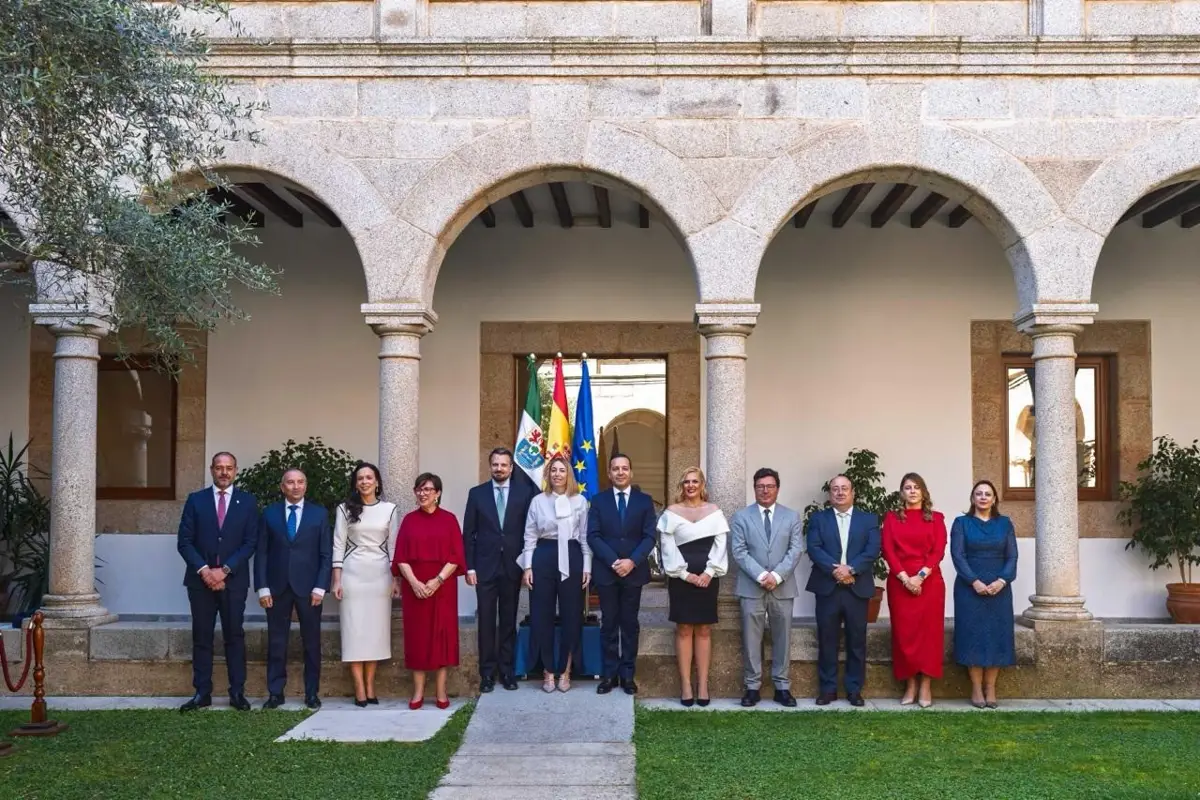Foto de familia del Consejo de Gobierno tras la toma de posesión de los consejeros en la sede de Presidencia. - JAVIER CINTAS-EUROPA PRESS