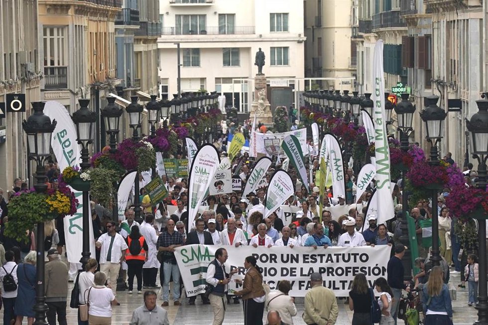 Manifestación de médicos en Málaga en el tercer día de huelga contra el Estatuto Marco del Gobierno central. A 29 de abril de 2026 en Málaga (Andalucía, España).  