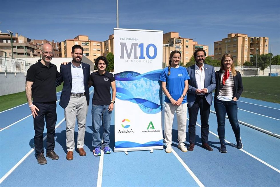 Las medallistas granadinas María Pérez y Ana Alonso inspiran a más de un centenar de jóvenes de la provincia a través del programa Mentor 10 de la Consejería de Cultura y Deporte de la Junta de Andalucía.