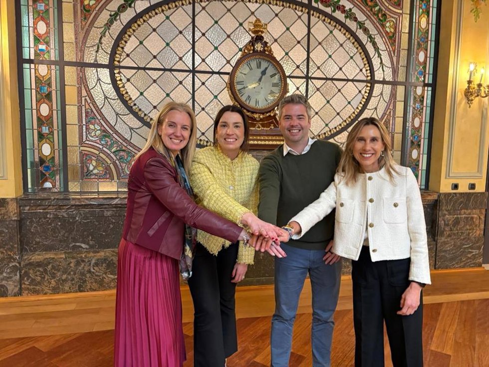Foto del convenio firmado entre Fundación Caja Rural de Aragón y Microsoft. Fundación Caja Rural de Aragón facilita formación gratuita en IA acreditada por Microsoft.