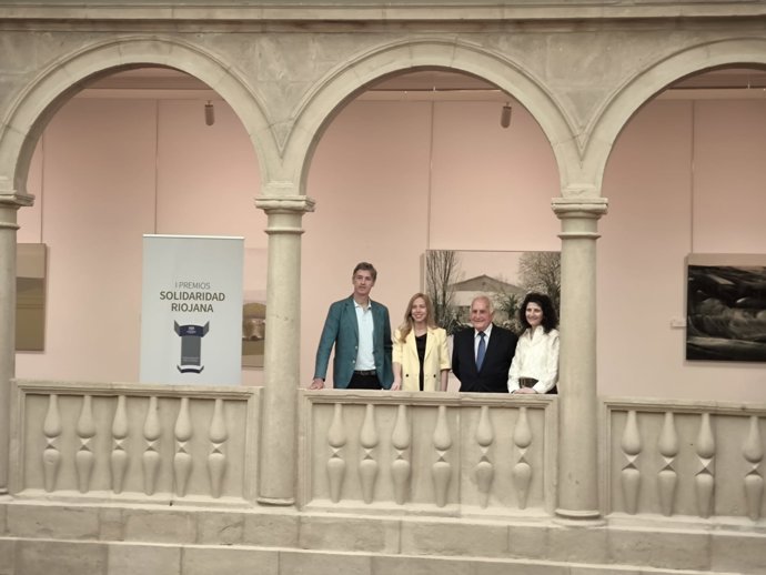 La presidenta del Parlamento riojano, Marta Fernández Cornago, junto a los miembros del jurado de los I premios del Parlamnento a la Solidaridad Riojana