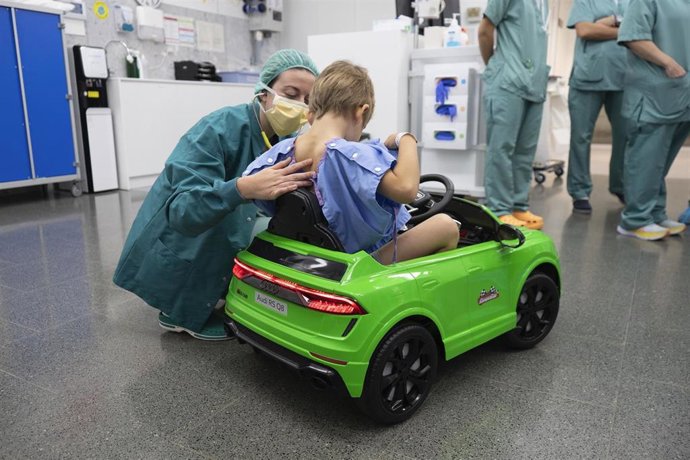 Un niño conduciendo el cochecito.