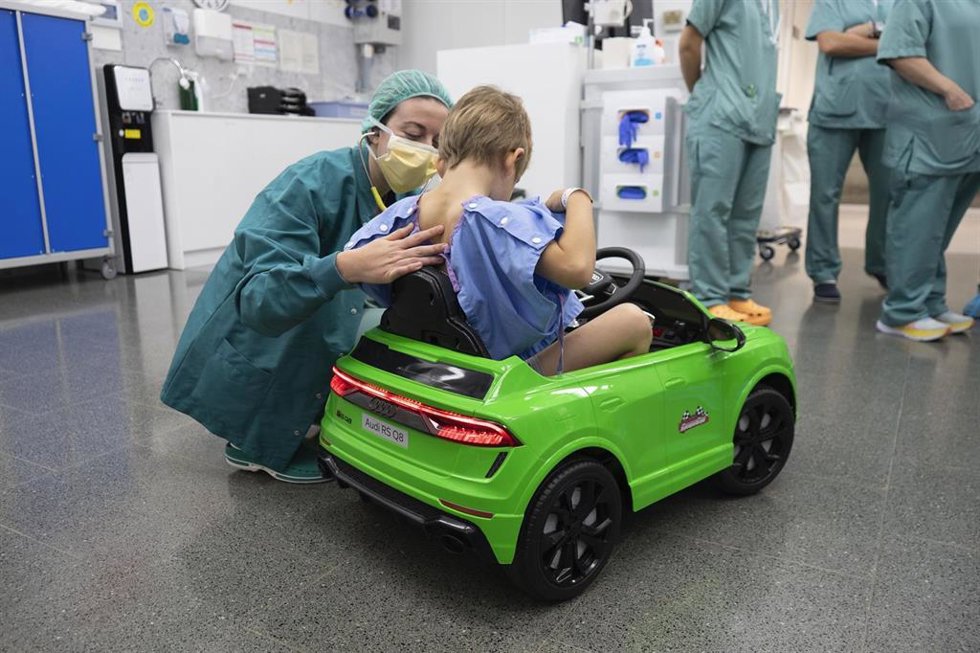Un niño conduciendo el cochecito.