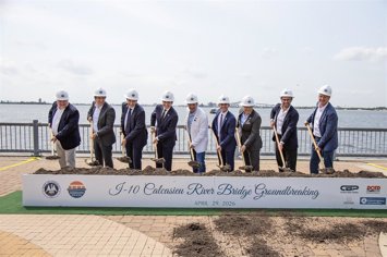 Inicio de las obras del puente sobre el río Calcasieu, en Luisiana (EEUU).