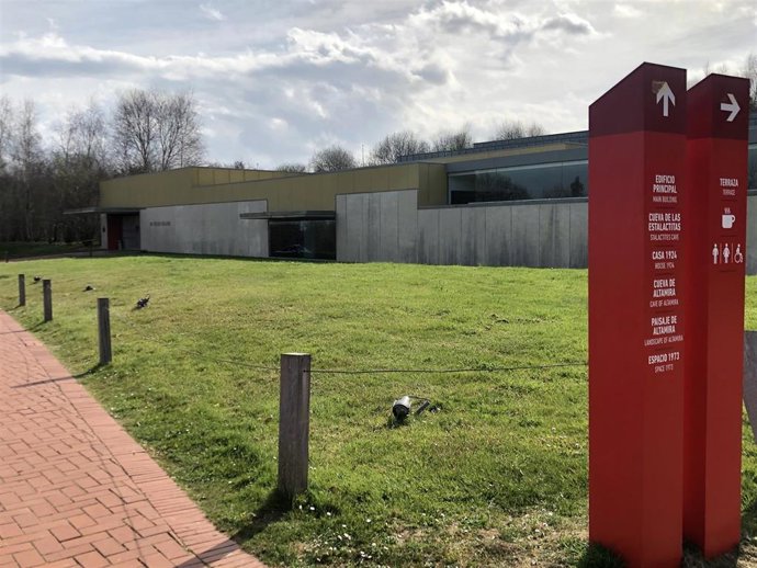 Archivo - Entrada al edificio del Museo de Altamira
