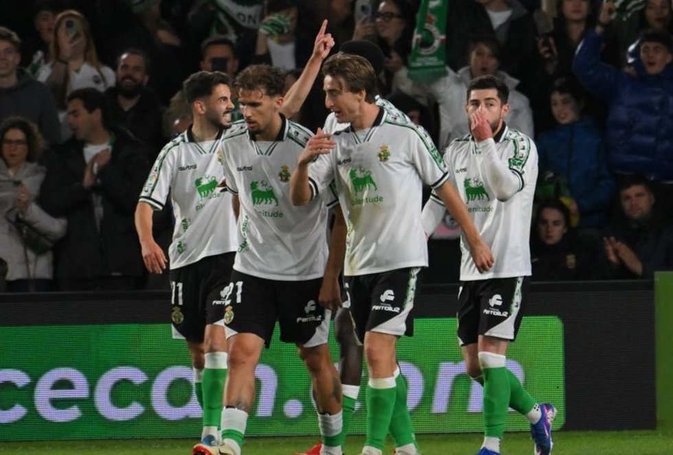 Los jugadores del Racing de Santander celebran un gol.