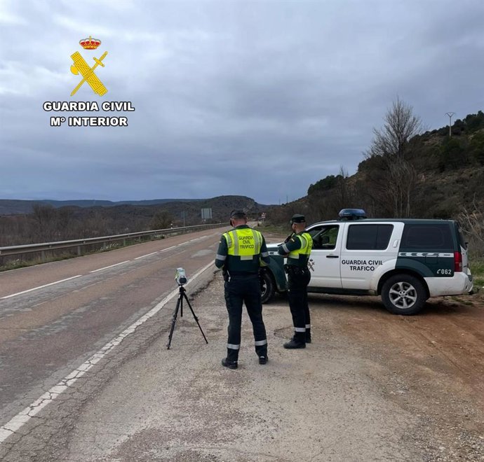 Control de velocidad de la Guardia Civil de Tráfico en la carretera N-211.