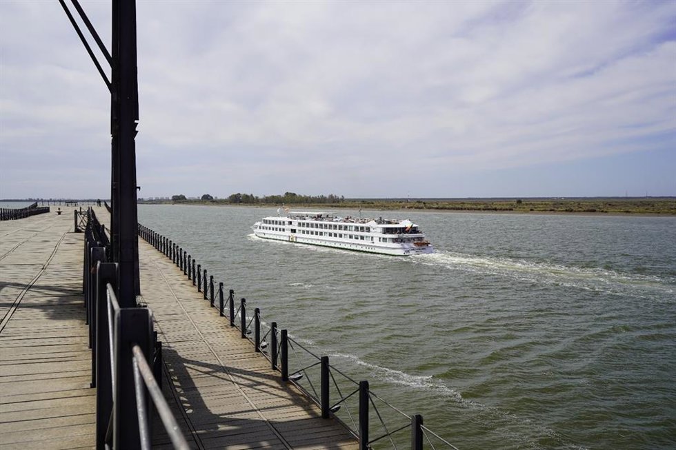 El buque La Belle de Cadix de la naviera francesa Croisi Europe en el Puerto de Huelva.