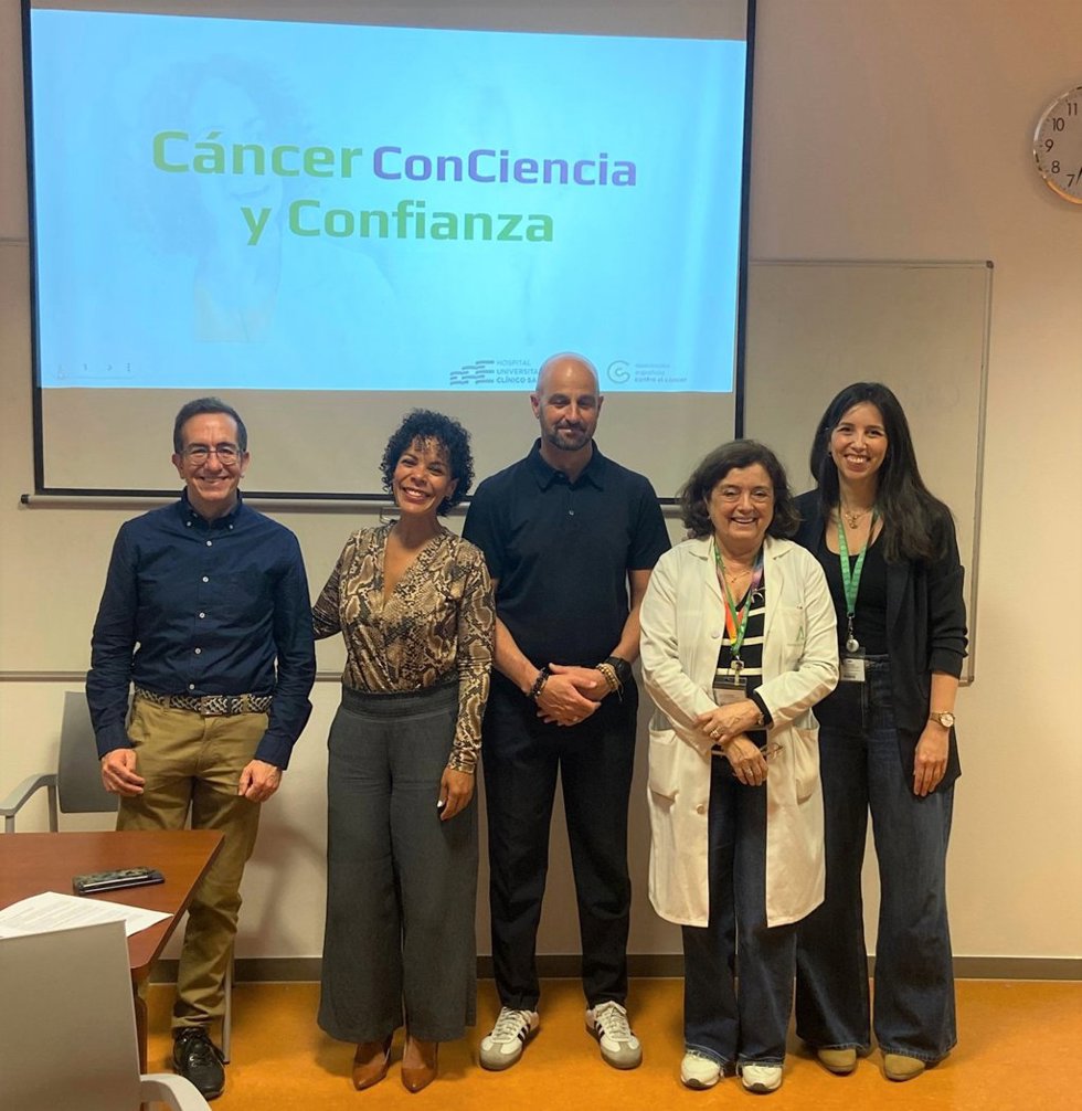 El Hospital Universitario Clínico San Cecilio de Granada pone en marcha el programa 'Cáncer ConCiencia y Confianza', una iniciativa novedosa dirigida a pacientes oncológicos y sus familiares que busca mejorar la comprensión de la enfermedad.
