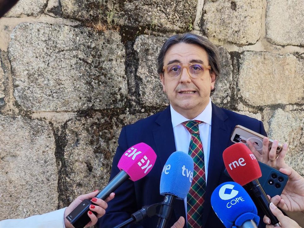 El expresidente del Grupo parlamentario Socialista JOsé María Vergeles, atiende a los medios en Mérida