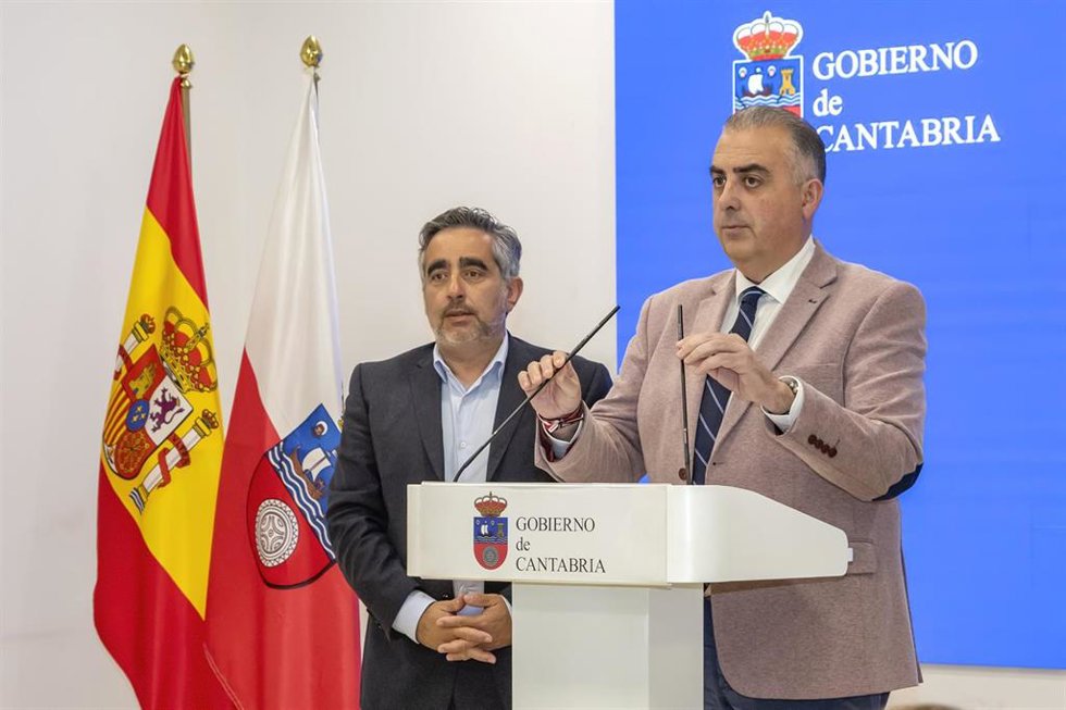 El Consejero De Fomento, Roberto Media, Informa Sobre Un Caso De Okupación En Cantabria