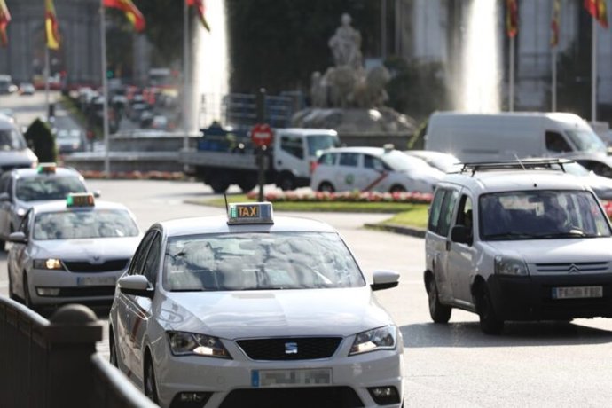Taxi de Madrid con la fuente de Cibeles al fondo.