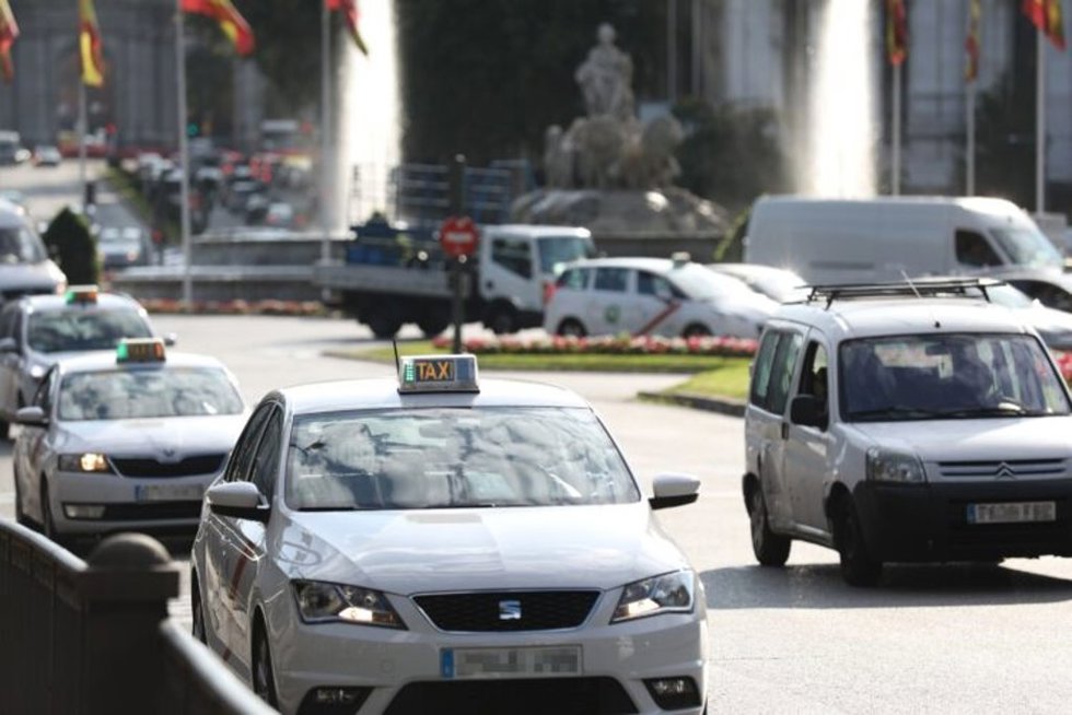 Taxi de Madrid con la fuente de Cibeles al fondo.