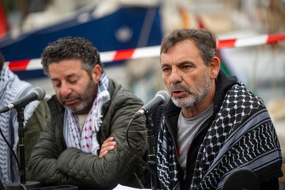 (I-D) El directivo de GSF, Saif Abukeshek, y el presidente de Open Arms, Òscar Camps, durante la rueda de prensa de la Global Sumud Flotilla (GSF) antes de partir a Gaza, a 12 de abril de 2026, en Barcelona, Catalunya (España).