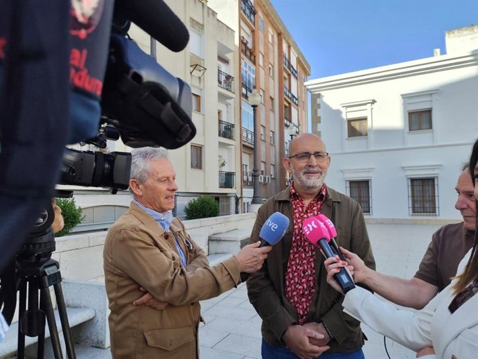 O deputado do partido Unidas por Extremadura, José Antonio González, em declarações à imprensa