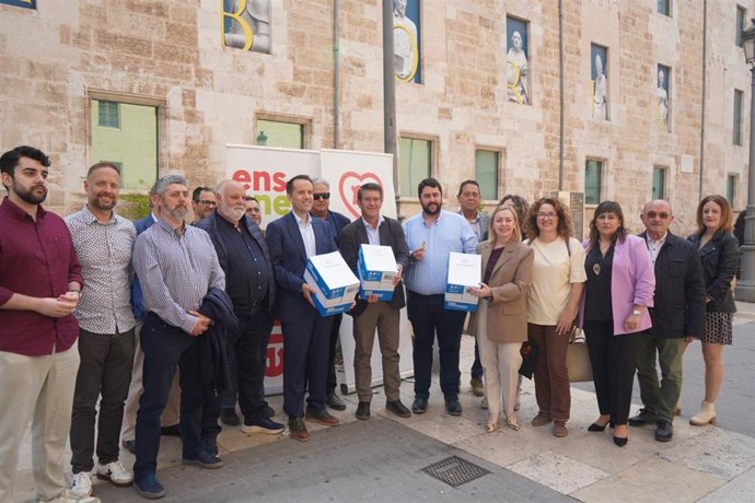 Entregan en Les Corts más de 11.000 firmas que piden rebajar el listón electoral y acabar con una "anomalía democrática"