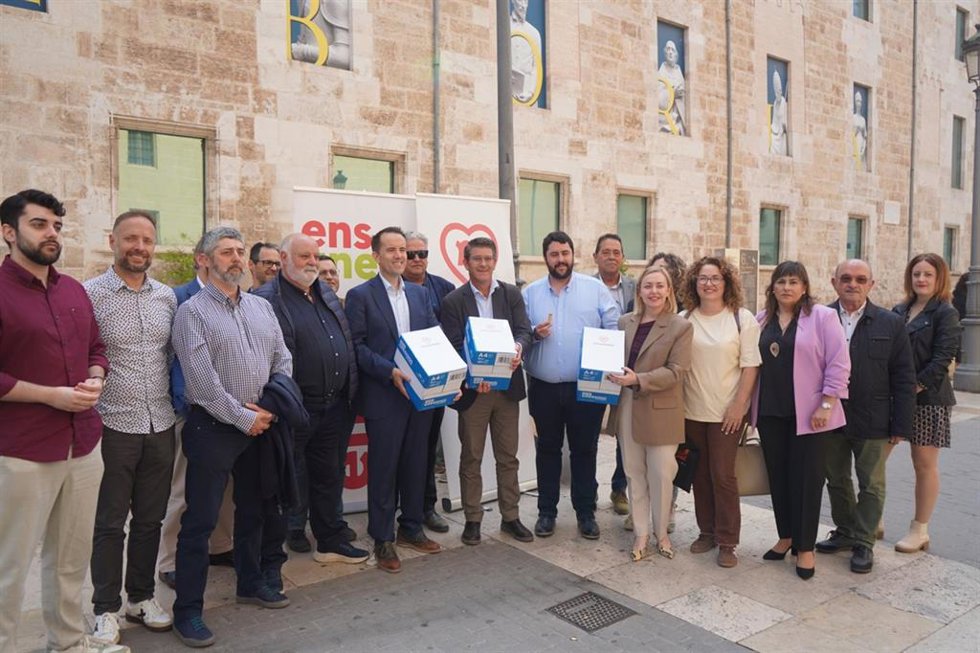 Entregan en Les Corts más de 11.000 firmas que piden rebajar el listón electoral y acabar con una "anomalía democrática"