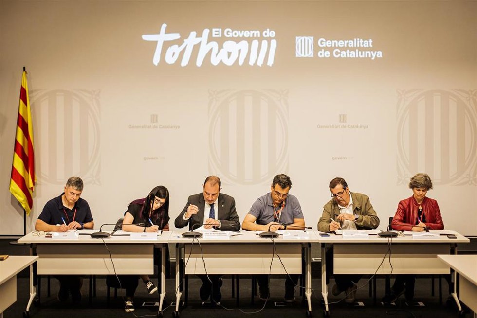 El conseller de Justicia, Ramon Espadaler, y los representantes sindicales firman un acuerdo para mejorar las condiciones laborales del personal de justicia juvenil