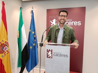 Archivo - El portavoz del Gobierno en el Ayuntamiento de Cáceres, Ángel Orgaz, en una rueda de prensa en una foto de archivo