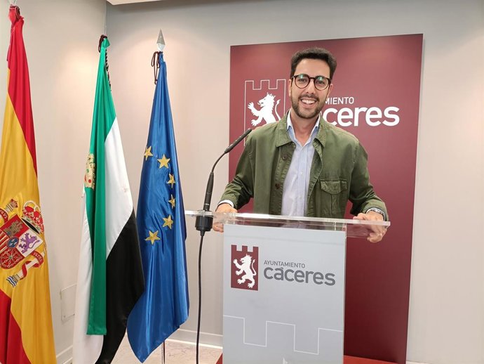 Archivo - El portavoz del Gobierno en el Ayuntamiento de Cáceres, Ángel Orgaz, en una rueda de prensa en una foto de archivo