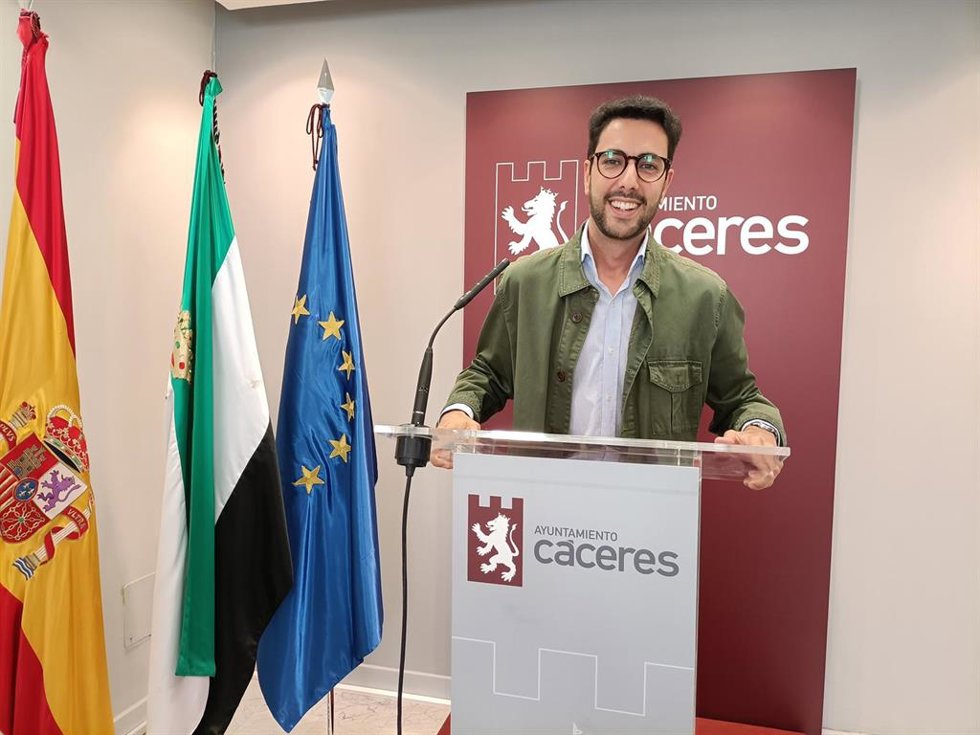Archivo - El portavoz del Gobierno en el Ayuntamiento de Cáceres, Ángel Orgaz, en una rueda de prensa en una foto de archivo