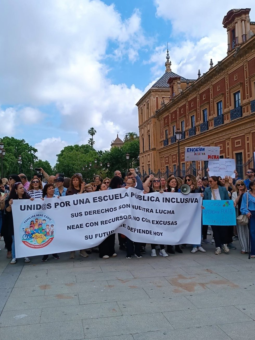 Una de las pancartas que ha podido verse en la concentración de familias de alumnos con necesidades educativas especiales frente a San Telmo, en Sevilla capital.