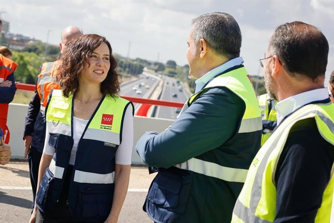 La presidenta de la Comunidad de Madrid, Isabel Díaz Ayuso, y el consejero de Vivienda, Transportes e Infraestructuras, Jorge Rodrigo, en la M-607