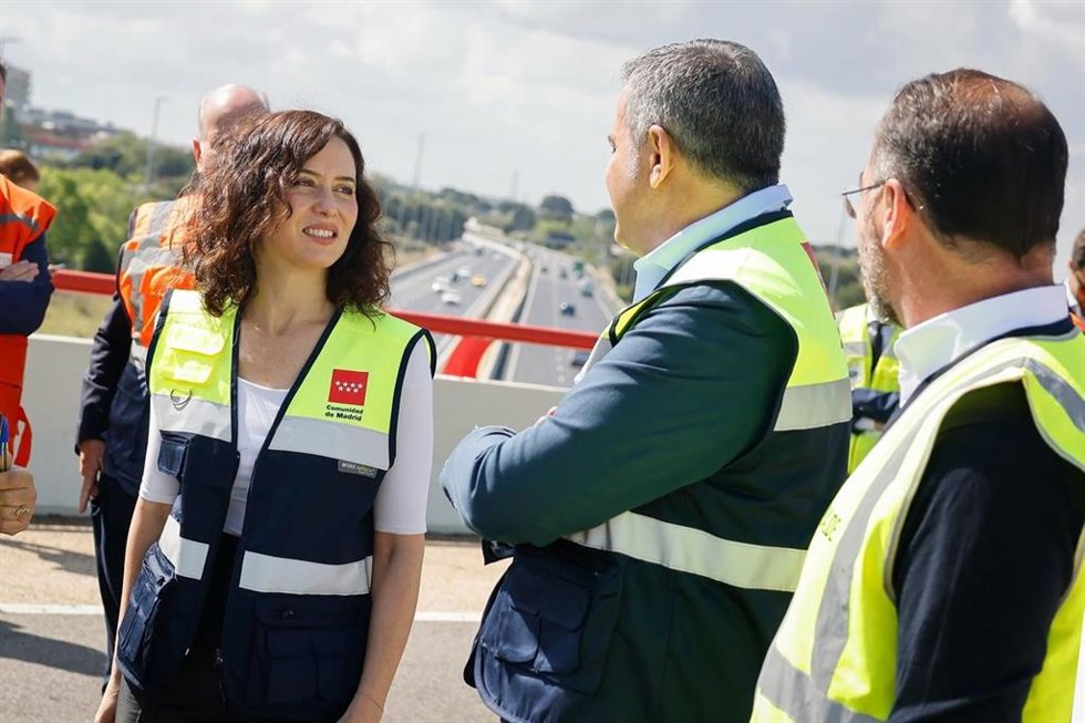 La presidenta de la Comunidad de Madrid, Isabel Díaz Ayuso, y el consejero de Vivienda, Transportes e Infraestructuras, Jorge Rodrigo, en la M-607