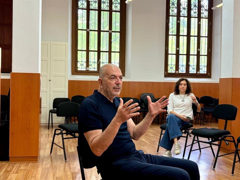 El director palestino-neerlandés Hany Abu-Assad antiende a los medios por la prollección de su película 'Omar' en el ciclo de cine de la UIB.