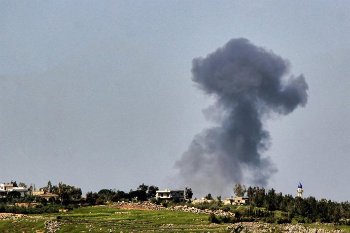 26 de abril de 2026, Líbano, Zawatar: A fumaça de um ataque aéreo israelense se eleva da aldeia de Zawatar, no sul do Líbano, que teve como alvo supostas posições do Hezbollah. Israel realizou novos ataques aéreos no sul do Líbano, apesar de um cessar-fog