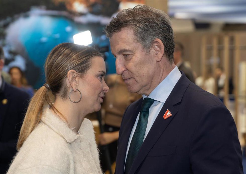 Archivo - La presidenta del Gobierno de Baleares, Marga Prohens y el presidente del Partido Popular, Alberto Núñez Feijóo, conversan durante su visita a la Feria Internacional de Turismo (FITUR), en IFEMA Madrid, a 23 de enero de 2025, en Madrid (España).