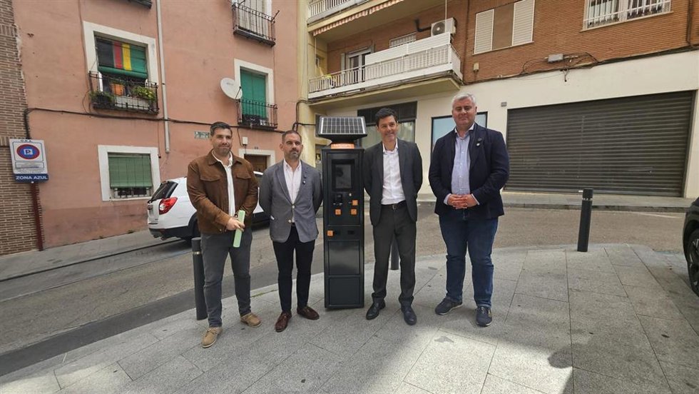 El concejal de Movilidad y tercer teniente de alcalde, Santiago López Pomeda, junto al segundo teniente de alcalde, Alfonso Esteban, y el concejal de Medio Ambiente, José Luis Alguacil.