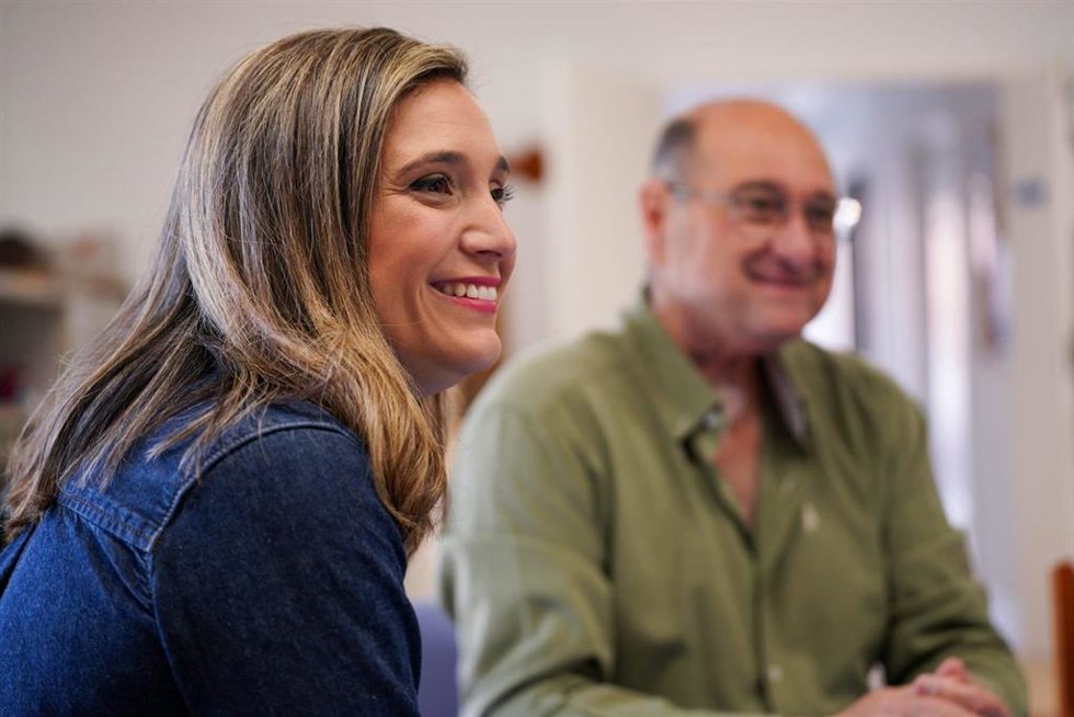 La Vicesecretaria General Del PSOE-A Y Candidata Número Uno Por Huelva Al Parlamento Andaluz, María Márquez, En Su Reunión Con La Asociación De Personas Laringectomizadas De Huelva.