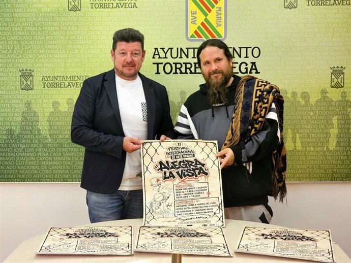 El concejal de Dinamización y responsable del Plan de Sostenibilidad Turística, Jesús Sánchez, y Dani Revenga, presentan la segunda edición del festival