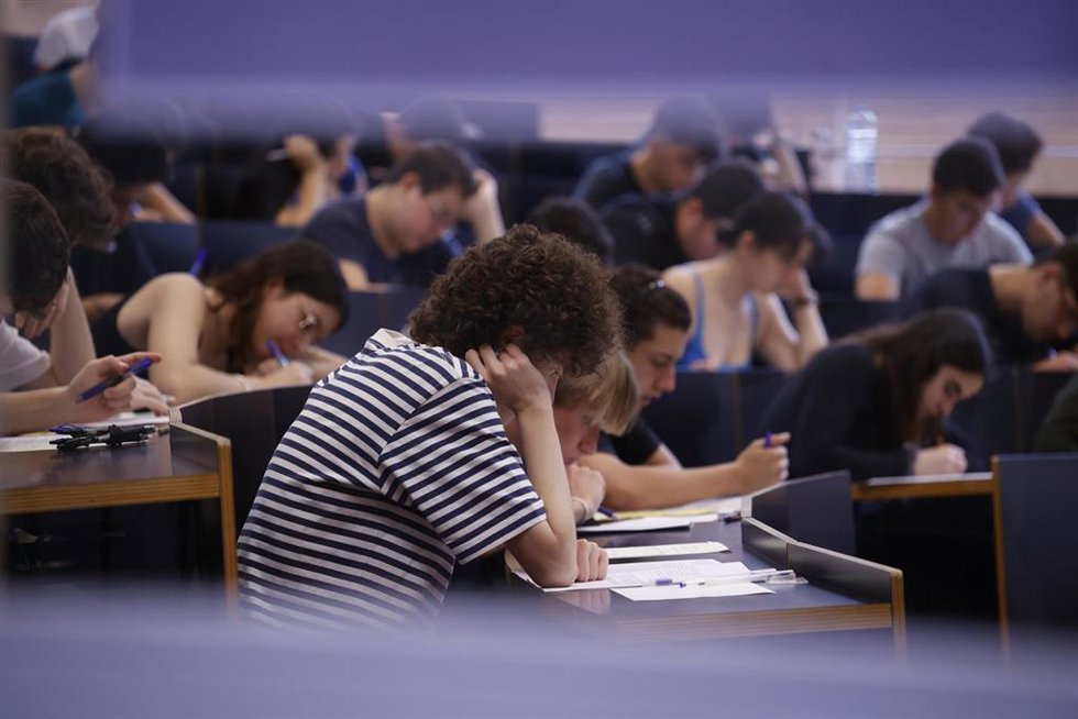 Archivo - Estudiantes en un aula el primer día de los exámenes de selectividad.