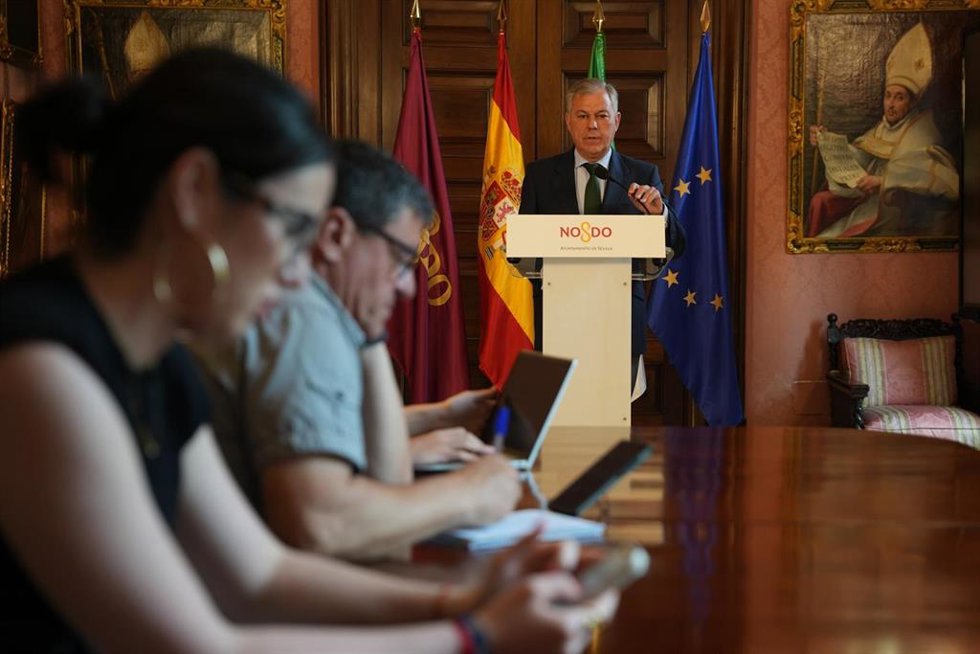 El alcalde de Sevilla, José Luis Sanz, en una atención a medios para informar de la paralización de las obras del Centenario.