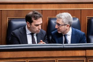 El vicepresidente y ministro de Economía, Carlos Cuerpo y el ministro de Hacienda, Arcadi España, durante una sesión plenaria en el Congreso, a 29 de abril de 2026, en Madrid (España). 